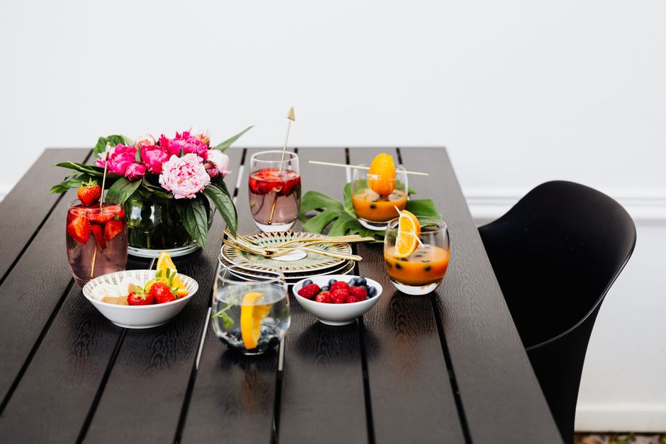 Zomertafel met kleurrijke bloemen en servies. Zomertafel met kleurrijke bloemen en servies.