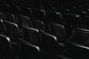 Gebruik-monochroom-design-om-sereniteit-in-je-woonkamer-te-creeren-pexels_38404939