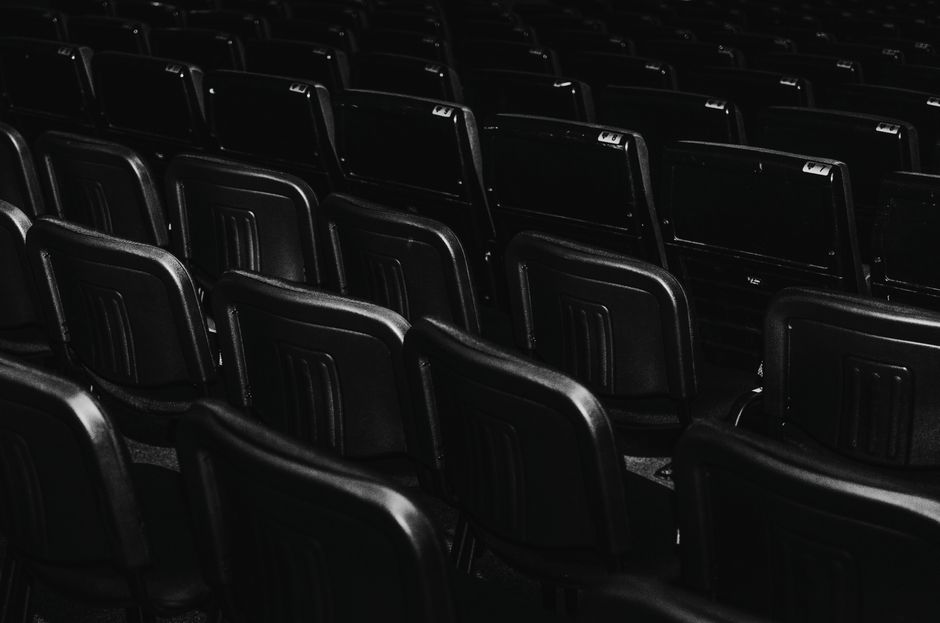 Gebruik-monochroom-design-om-sereniteit-in-je-woonkamer-te-creeren-pexels_38404939