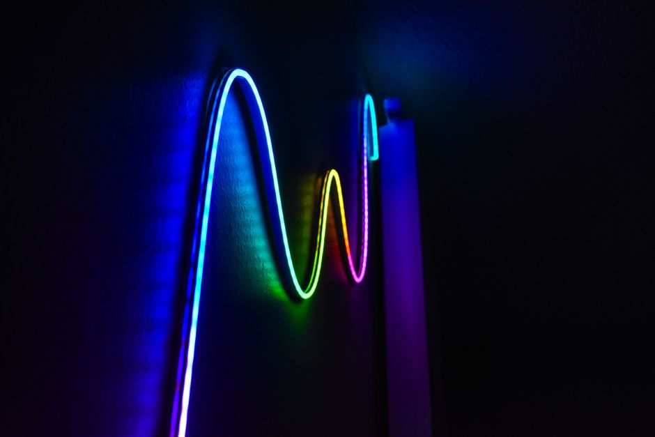 Futuristisch woonkamerdesign met LED-lichtstrips.