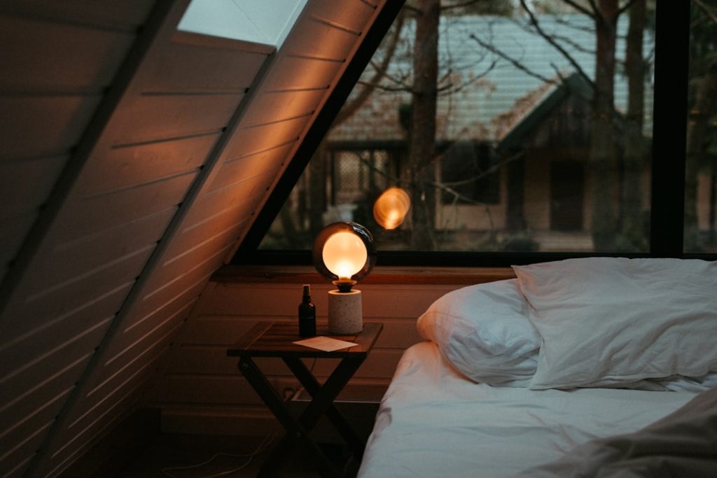Gebruik-van-LED-lichtstrips-voor-moderne-en-energiebesparende-accenten-unsplash_mq8FusIZ-ac