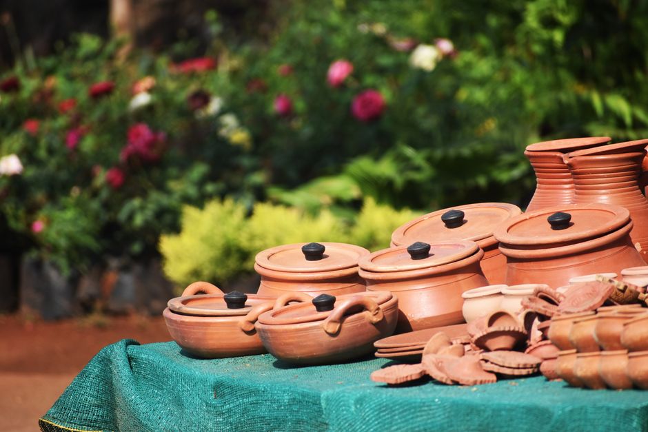 Terracotta vazen op houten bijzettafel.