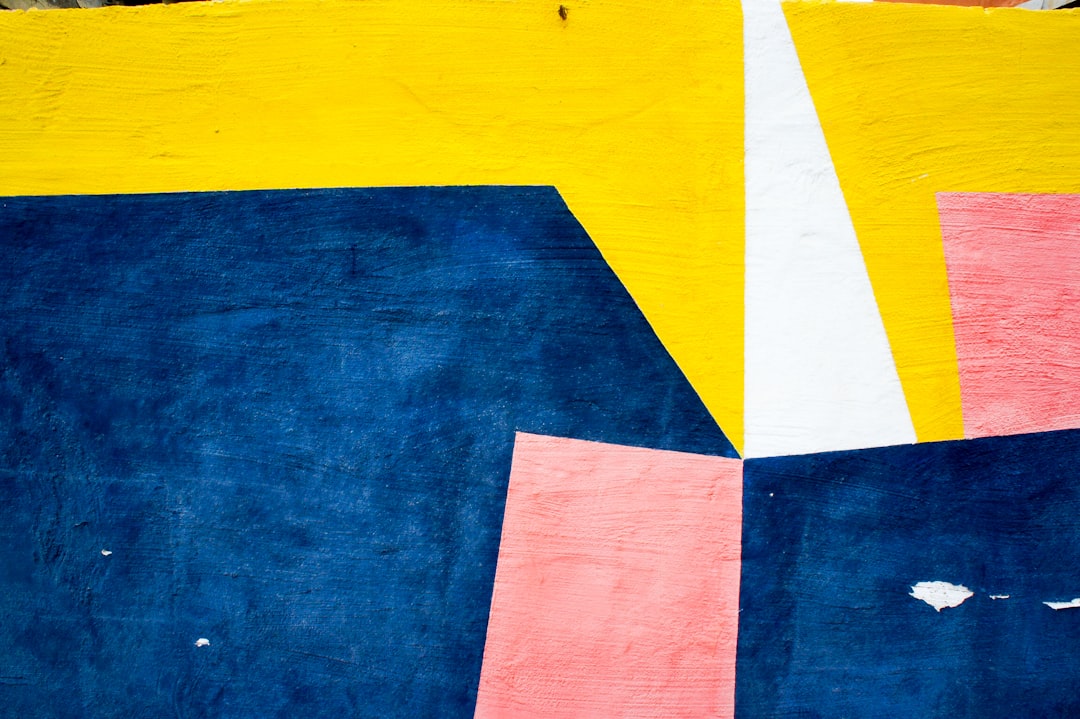 Abstracte wanddecoratie met kleurrijke geometrische vormen.